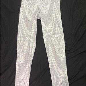 Nike Gray Patterned Performance Leggings with White Swoosh